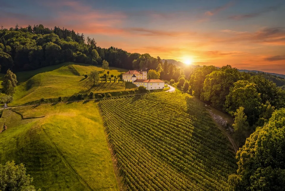 Domaine avec histoire et vue sur le lac – photo 3 sur 3