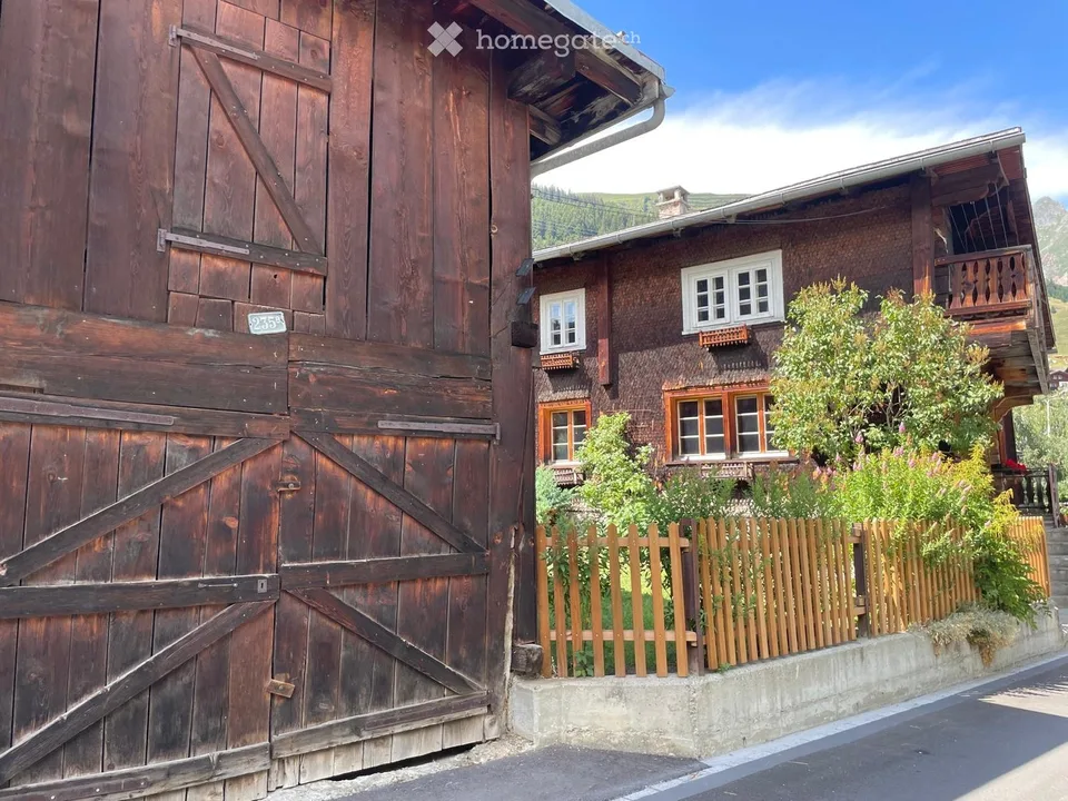 Charmante Bauernhaushälfte mit Garten und Schopf in Rueras, Graubünden