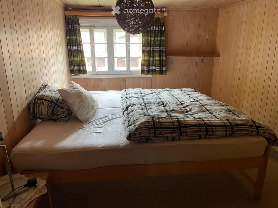 Charmante Bauernhaushälfte mit Garten und Schopf in Rueras, Graubünden