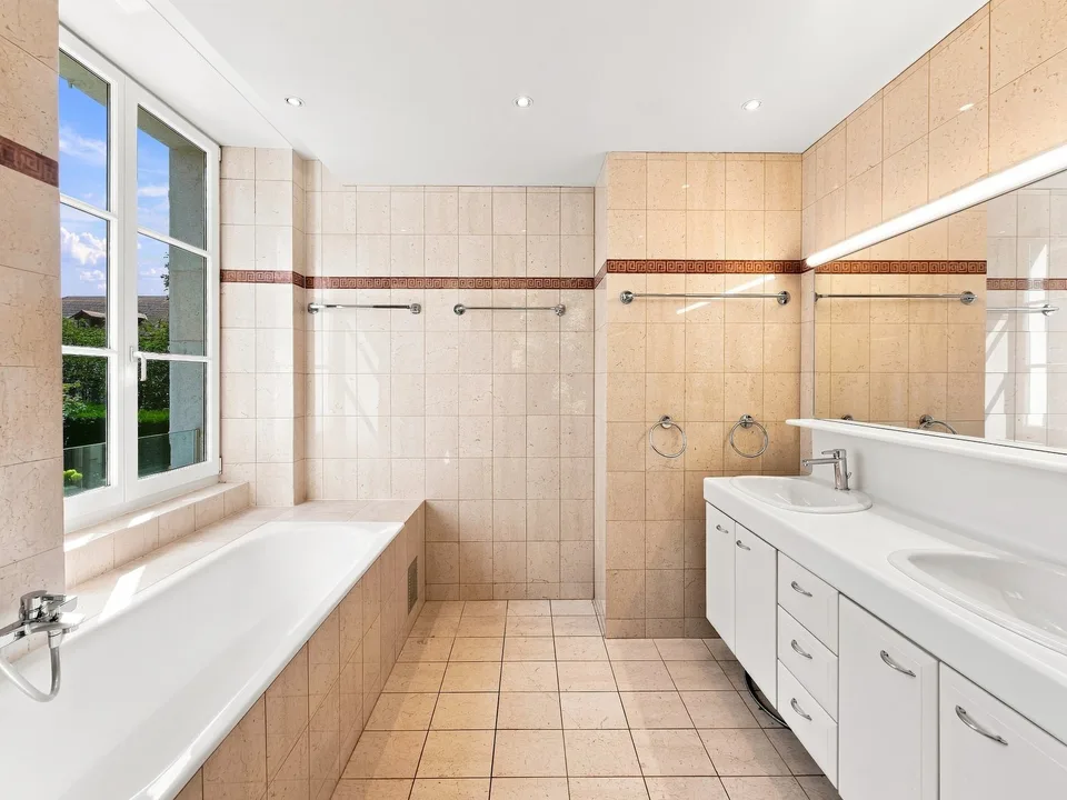 Geräumige 6.5-Zimmer-Wohnung mit Charme und Charakter in Chambésy