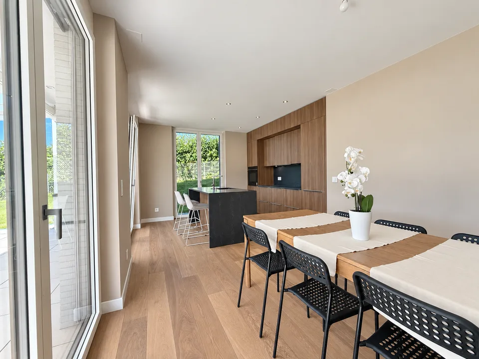 Ampio appartamento di 3.5 locali con accesso indipendente e grande giardino – foto 3 di 12