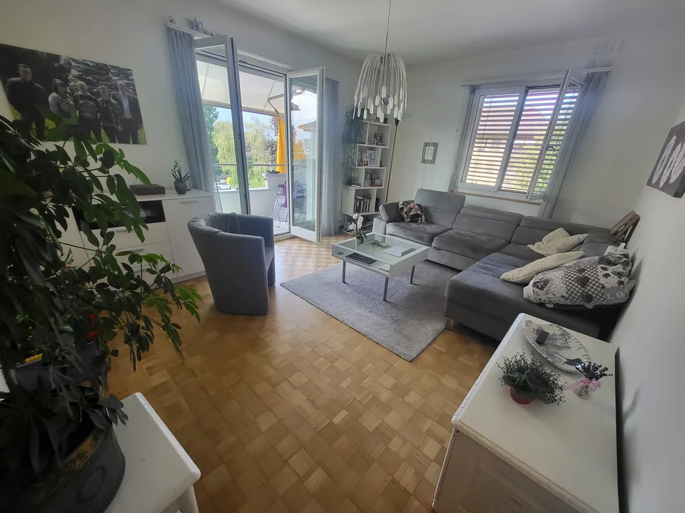 Moderne 3-Zimmer-Wohnung mit Balkon und Seenähe in Hünibach