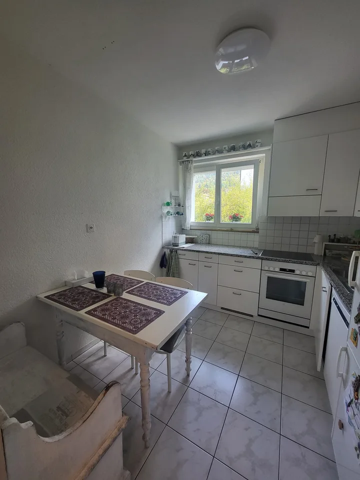 Moderne 3-Zimmer-Wohnung mit Balkon und Seenähe in Hünibach