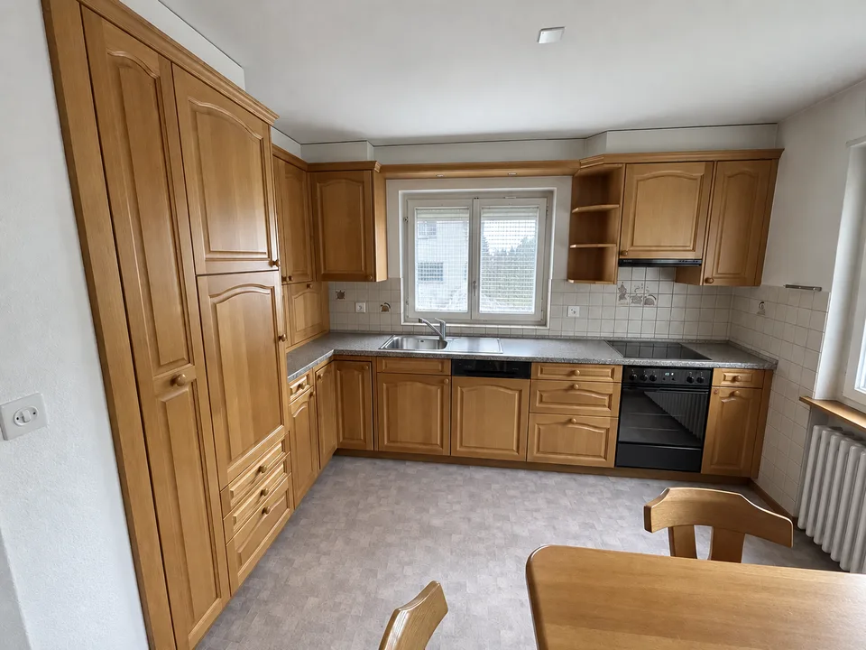 Disponibile dal 01.12.2026 Casa di 5 locali adatta alle famiglie con giardino e area di soggiorno coperta a Erschwil