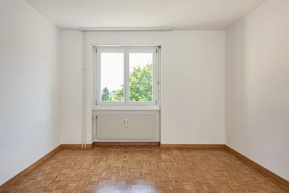 Grosszügige 4.5-Zimmerwohnung mit Balkon in Langwiesen