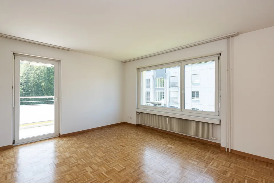 Grosszügige 4.5-Zimmerwohnung mit Balkon in Langwiesen
