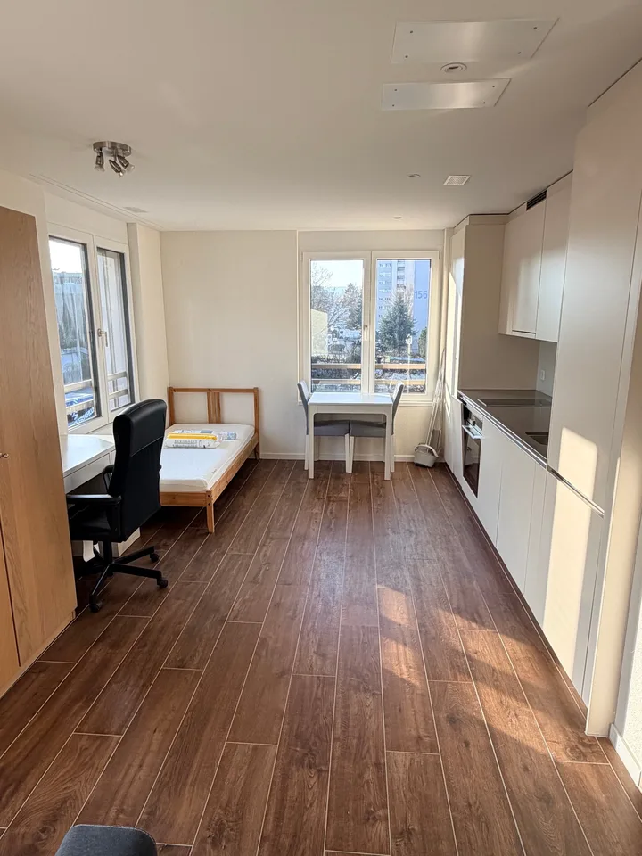 Modernes Studio mit Balkon in Opfikon – Neubau