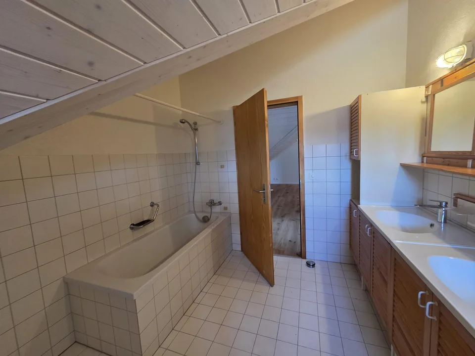 First occupancy: renovated and spacious 3.5-room attic apartment