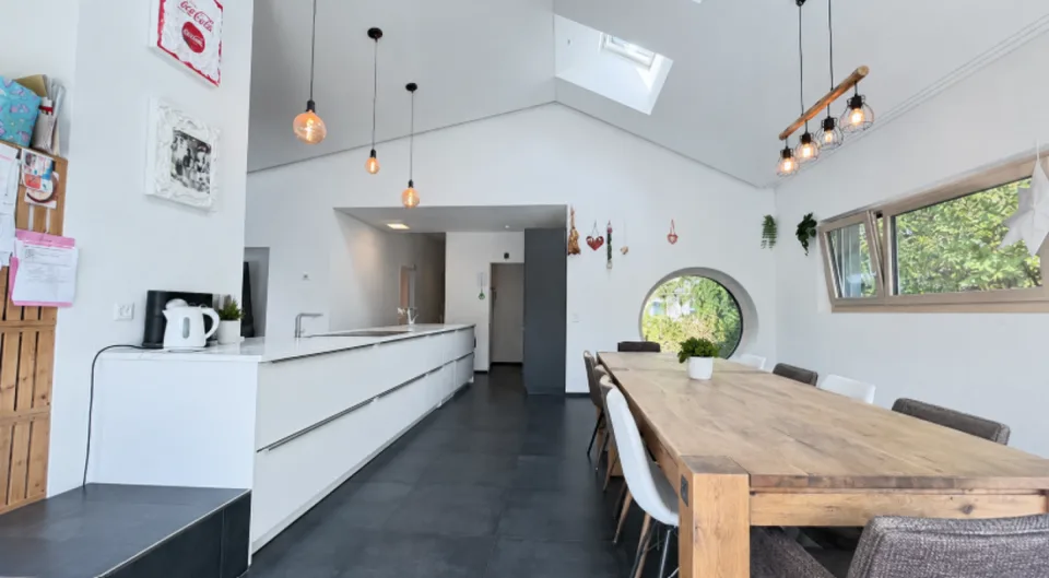 Grosszügiges 7.5-Zimmer-Einfamilienhaus mit Einliegerwohnung und traumhafter Aussicht – Foto 3 von 18