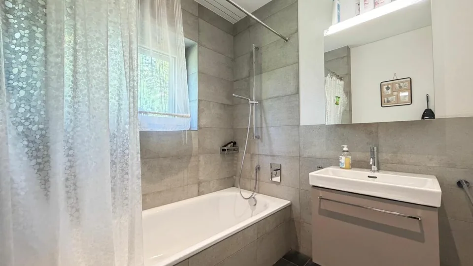Grosszügiges 7.5-Zimmer-Einfamilienhaus mit Einliegerwohnung und traumhafter Aussicht – Foto 12 von 18