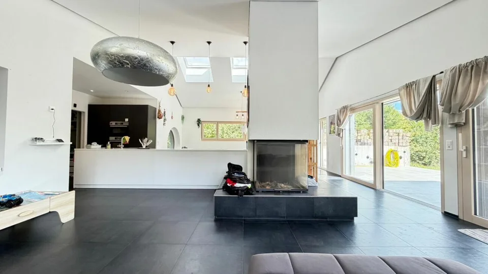 Grosszügiges 7.5-Zimmer-Einfamilienhaus mit Einliegerwohnung und traumhafter Aussicht – Foto 2 von 18