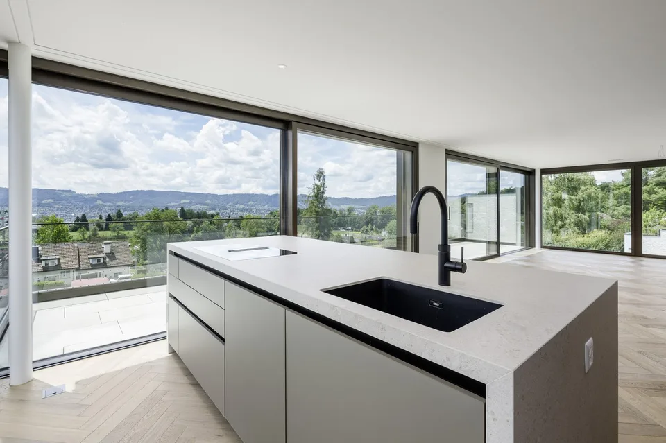 Exklusives Penthouse mit Dachterrasse & Panoramablick auf See & Berge – Foto 2 von 9