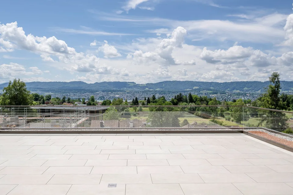 Exklusives Penthouse mit Dachterrasse & Panoramablick auf See & Berge – Foto 6 von 9