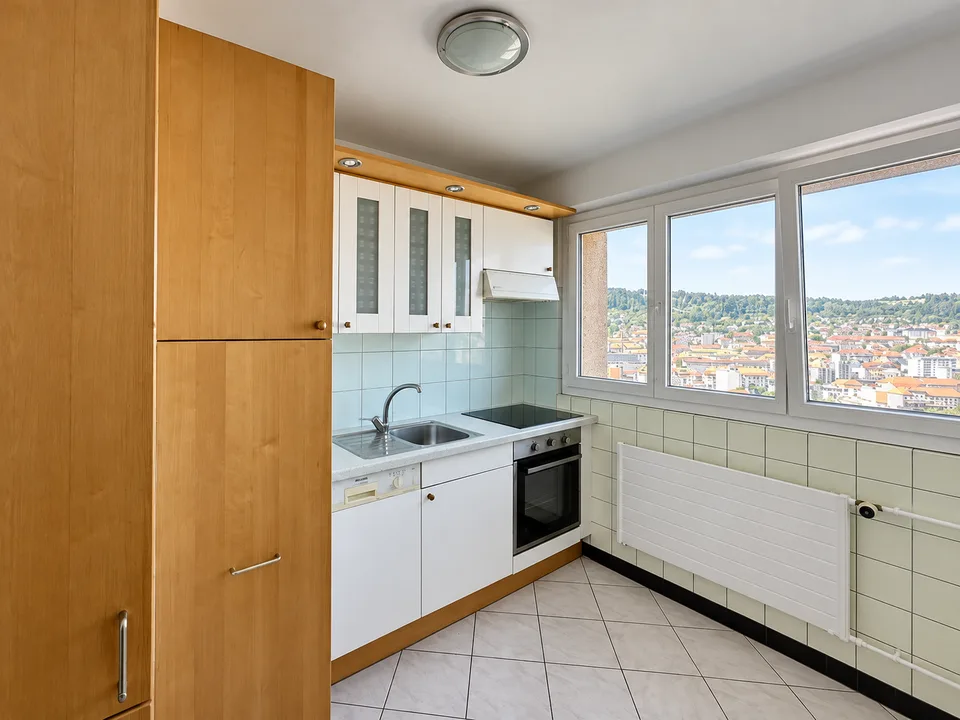 Spacieux appartement de 4,5 pièces avec belle vue dégagée ! – photo 2 sur 7