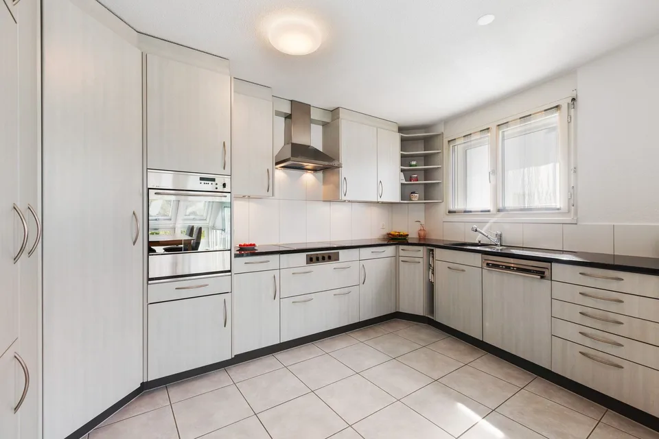 Maisonette Attico di 4,5 stanze - circondata dal verde, coronata dalla luce a Uitikon – foto 2 di 6