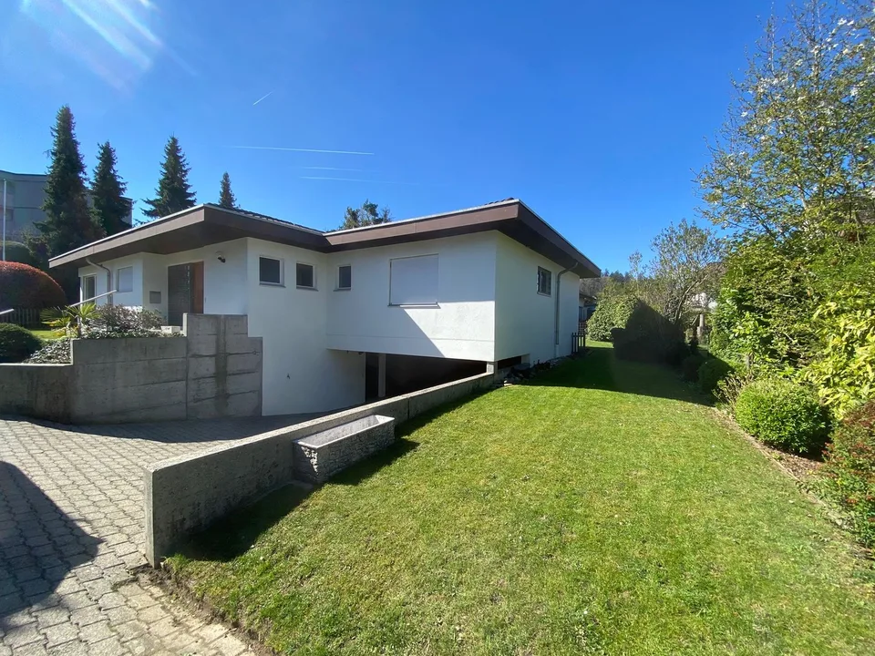 Esclusiva casa di 7,5 locali con grande giardino e garage doppio