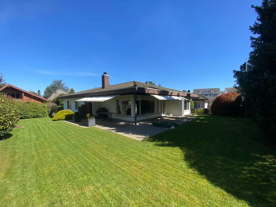 Esclusiva casa di 7,5 locali con grande giardino e garage doppio