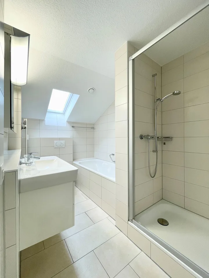 Moderne Dachwohnung an zentraler & ruhiger Lage