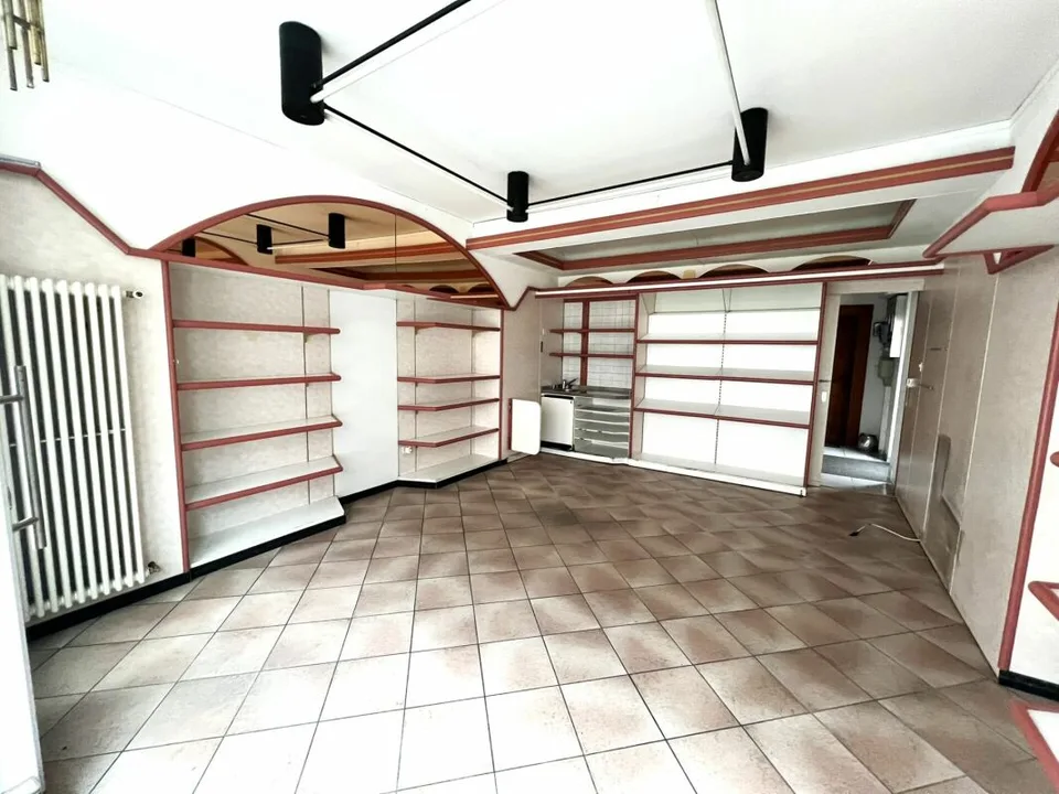 St-Imier, surface commerciale au centre du village avec vitrine – photo 2 sur 2