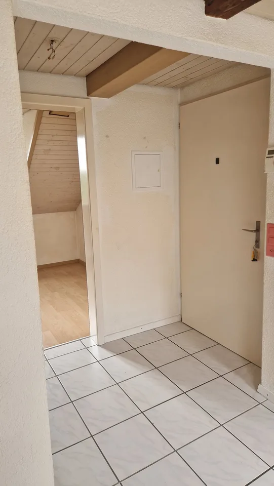 Preisgünstige charmante Dachwohnung Nähe Bahnhof – Foto 4 von 8