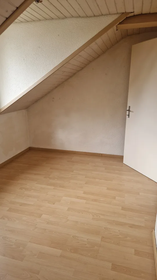 Preisgünstige charmante Dachwohnung Nähe Bahnhof – Foto 3 von 8