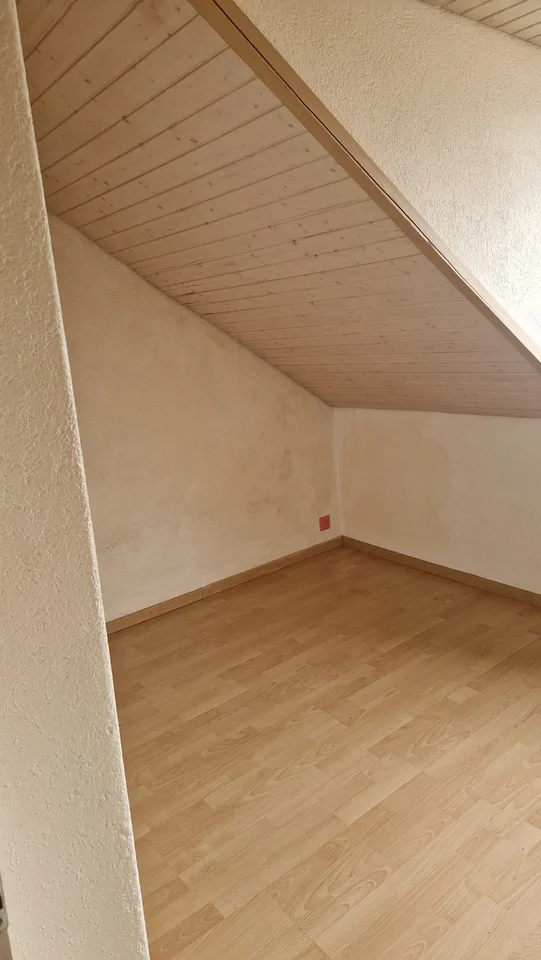 Preisgünstige charmante Dachwohnung Nähe Bahnhof – Foto 2 von 8