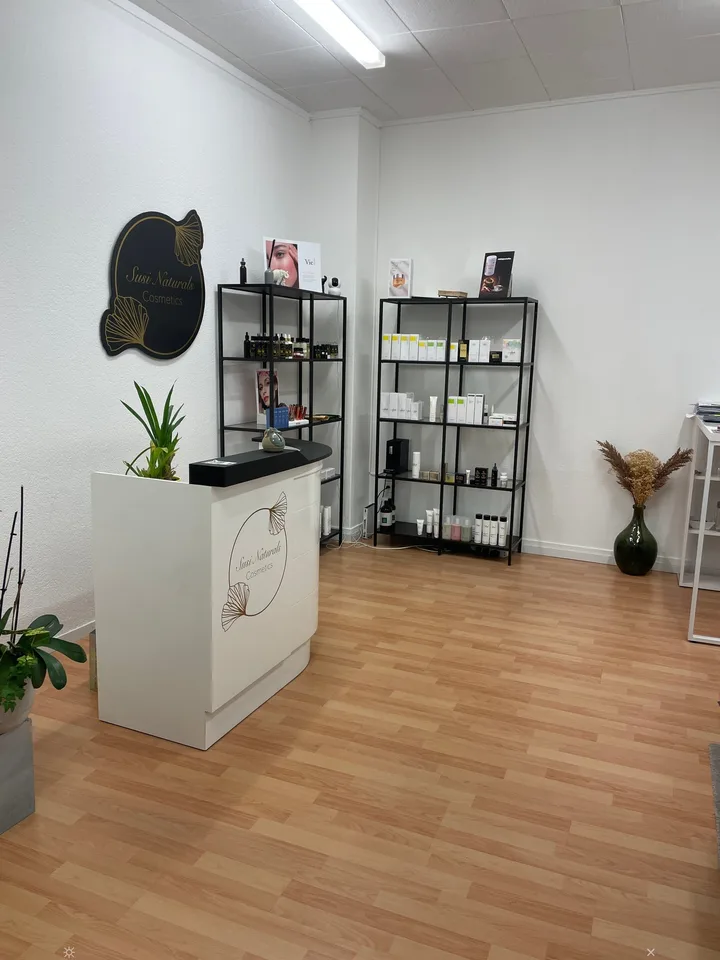Laden mit grossem Schaufenster, 2 Räumen, WC und Parkplatz – Foto 2 von 12
