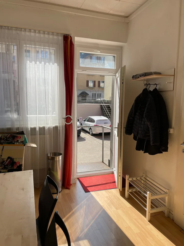 Laden mit grossem Schaufenster, 2 Räumen, WC und Parkplatz – Foto 10 von 12