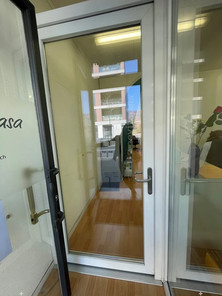 Laden mit grossem Schaufenster, 2 Räumen, WC und Parkplatz – Foto 6 von 12