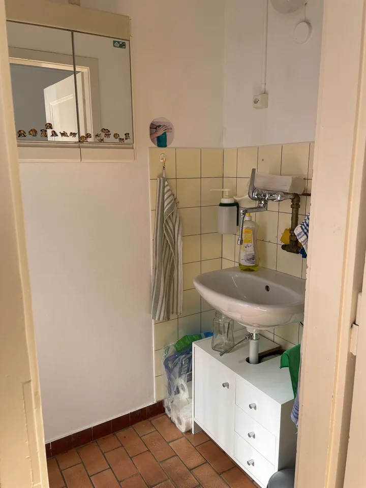 Laden mit grossem Schaufenster, 2 Räumen, WC und Parkplatz – Foto 8 von 12