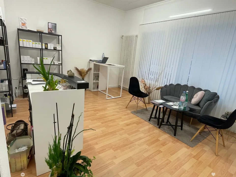 Laden mit grossem Schaufenster, 2 Räumen, WC und Parkplatz – Foto 7 von 12