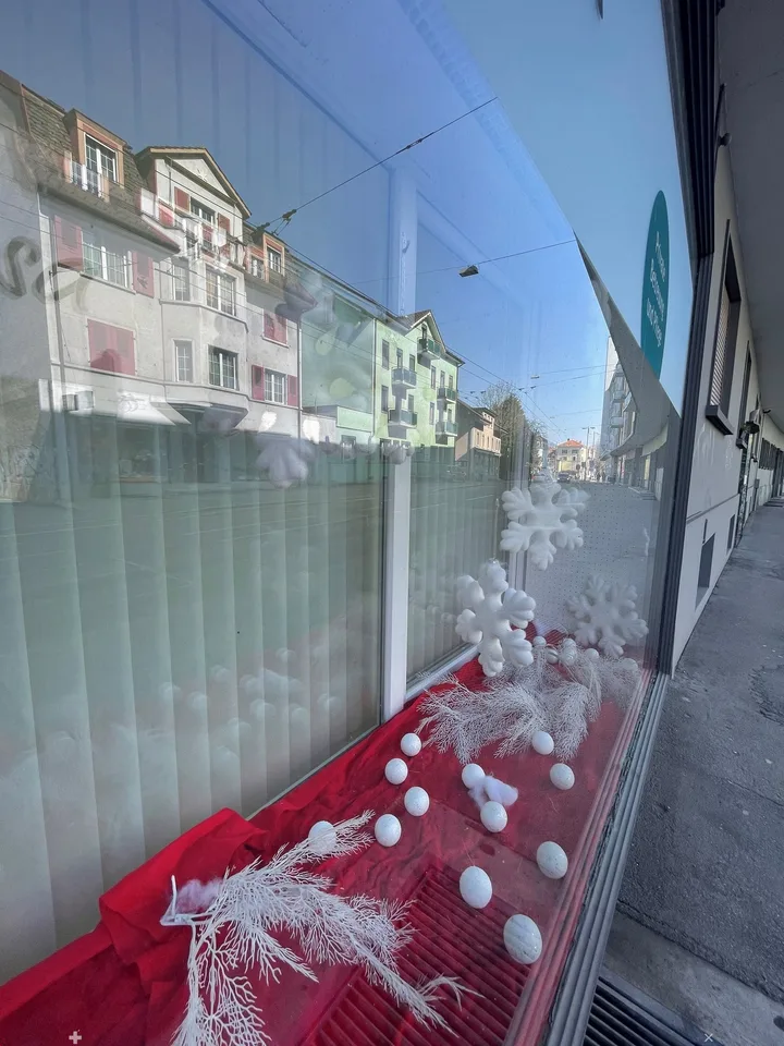 Laden mit grossem Schaufenster, 2 Räumen, WC und Parkplatz – Foto 5 von 12