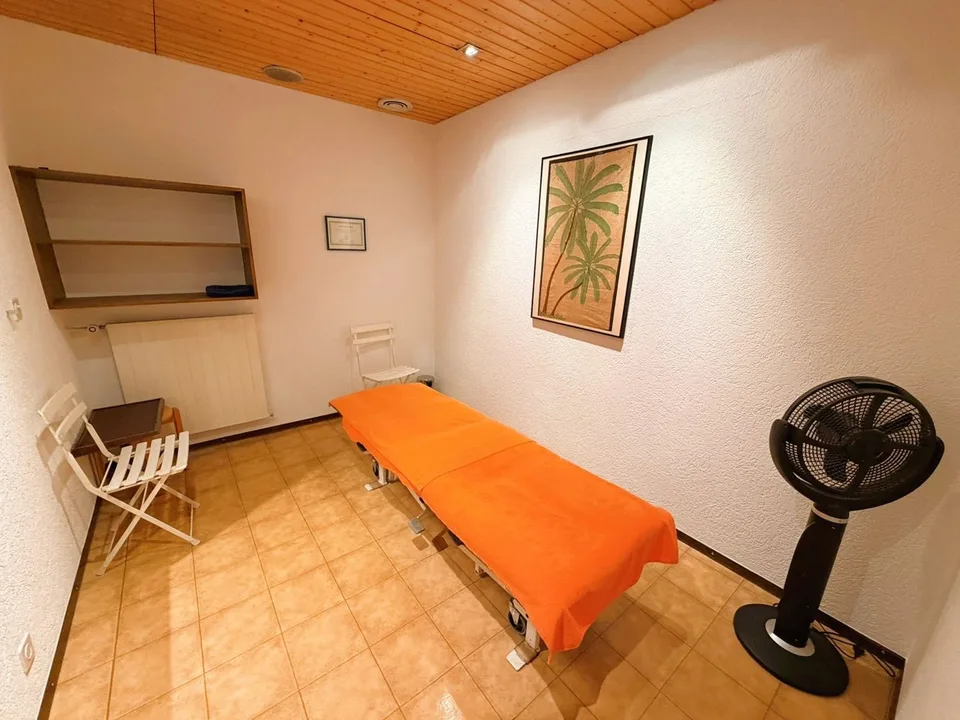 SEHR GERAUMIGES PHYSIOTHERAPIE-KABINETT - 10 BEHANDLUNGSRÄUME - IDEAL IM HERZEN VON CRANS – Foto 15 von 23