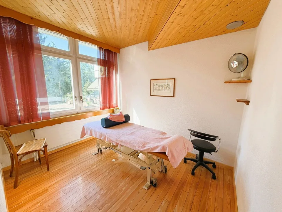 SEHR GERAUMIGES PHYSIOTHERAPIE-KABINETT - 10 BEHANDLUNGSRÄUME - IDEAL IM HERZEN VON CRANS – Foto 8 von 23