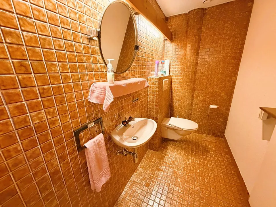 SEHR GERAUMIGES PHYSIOTHERAPIE-KABINETT - 10 BEHANDLUNGSRÄUME - IDEAL IM HERZEN VON CRANS – Foto 23 von 23