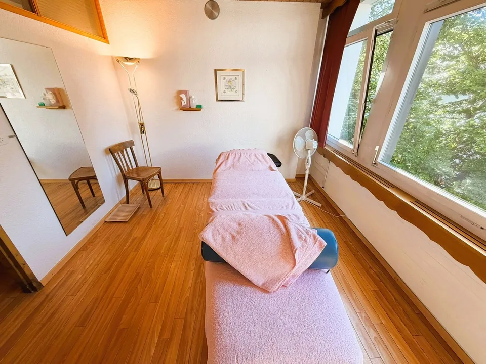 SEHR GERAUMIGES PHYSIOTHERAPIE-KABINETT - 10 BEHANDLUNGSRÄUME - IDEAL IM HERZEN VON CRANS – Foto 7 von 23