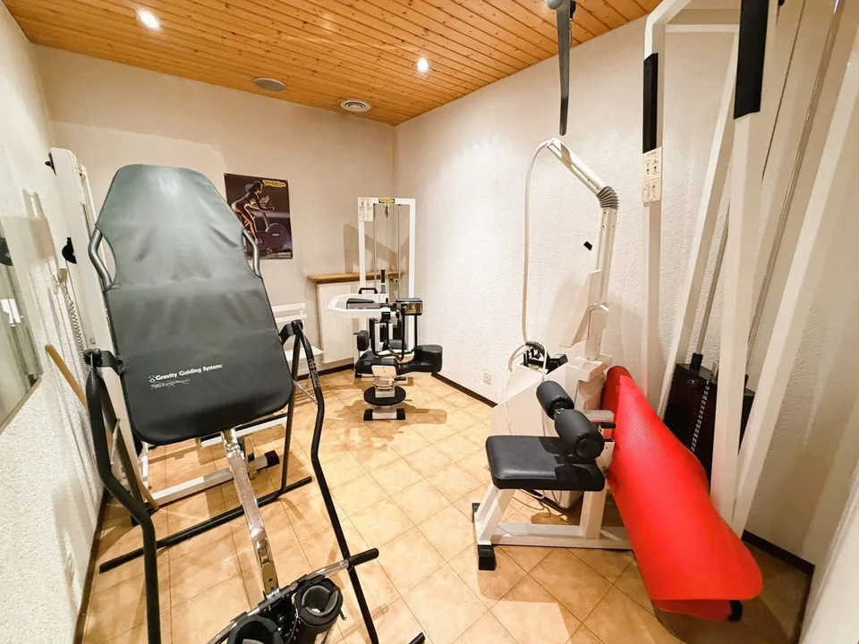 SEHR GERAUMIGES PHYSIOTHERAPIE-KABINETT - 10 BEHANDLUNGSRÄUME - IDEAL IM HERZEN VON CRANS – Foto 16 von 23