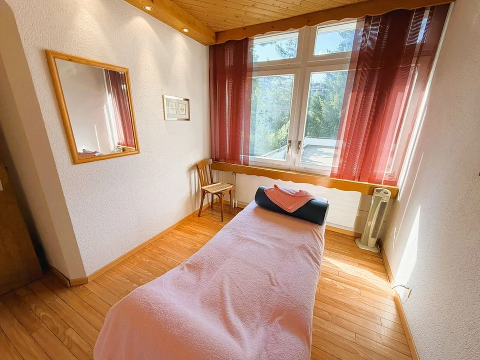 SEHR GERAUMIGES PHYSIOTHERAPIE-KABINETT - 10 BEHANDLUNGSRÄUME - IDEAL IM HERZEN VON CRANS – Foto 11 von 23