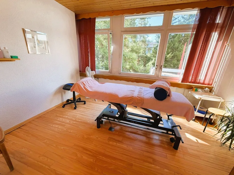 SEHR GERAUMIGES PHYSIOTHERAPIE-KABINETT - 10 BEHANDLUNGSRÄUME - IDEAL IM HERZEN VON CRANS – Foto 6 von 23