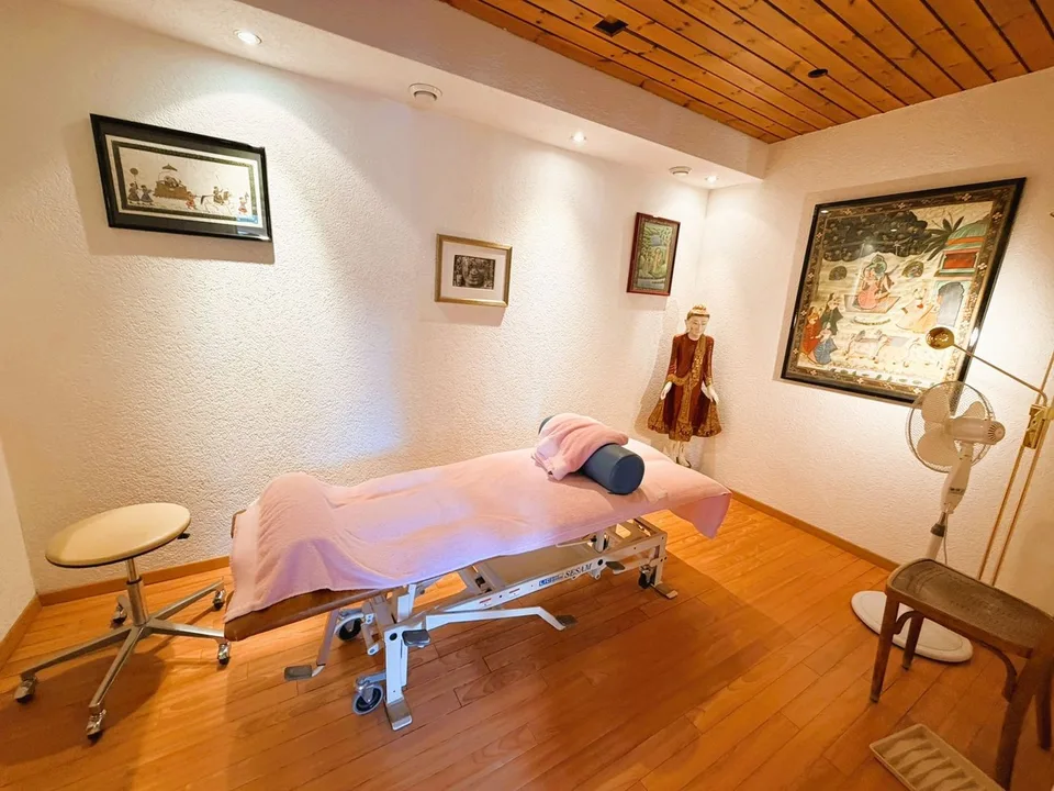 SEHR GERAUMIGES PHYSIOTHERAPIE-KABINETT - 10 BEHANDLUNGSRÄUME - IDEAL IM HERZEN VON CRANS – Foto 9 von 23