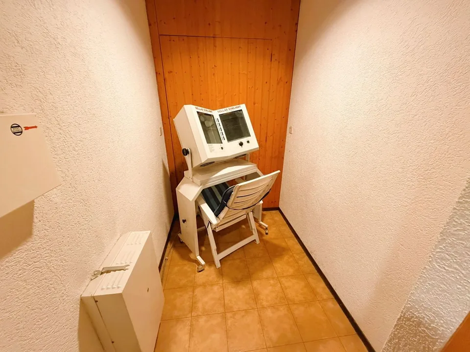 SEHR GERAUMIGES PHYSIOTHERAPIE-KABINETT - 10 BEHANDLUNGSRÄUME - IDEAL IM HERZEN VON CRANS – Foto 18 von 23