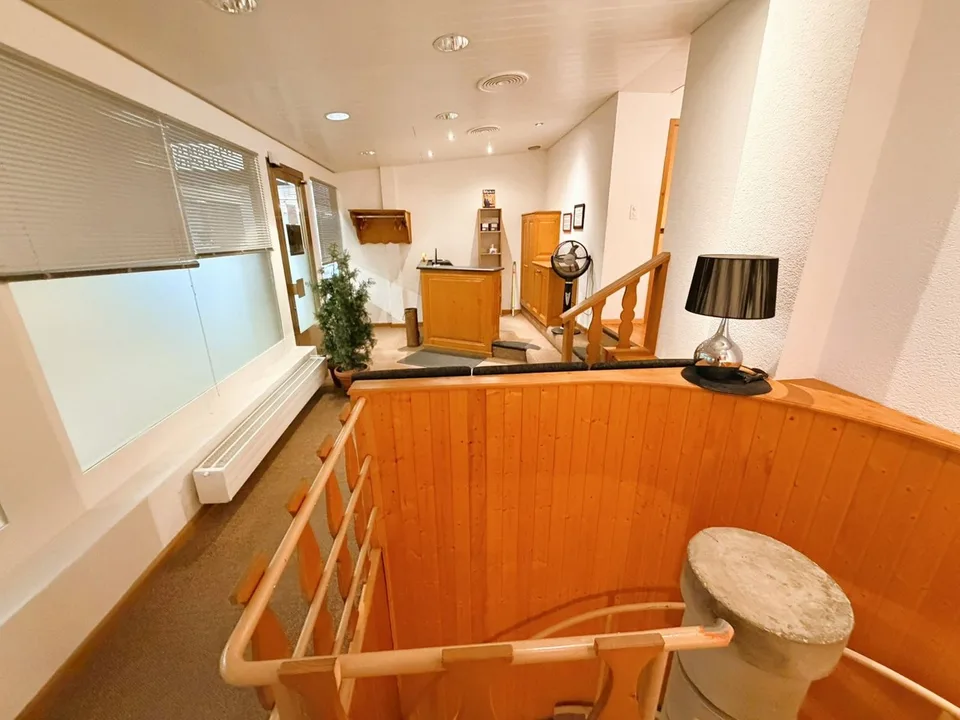 SEHR GERAUMIGES PHYSIOTHERAPIE-KABINETT - 10 BEHANDLUNGSRÄUME - IDEAL IM HERZEN VON CRANS – Foto 5 von 23