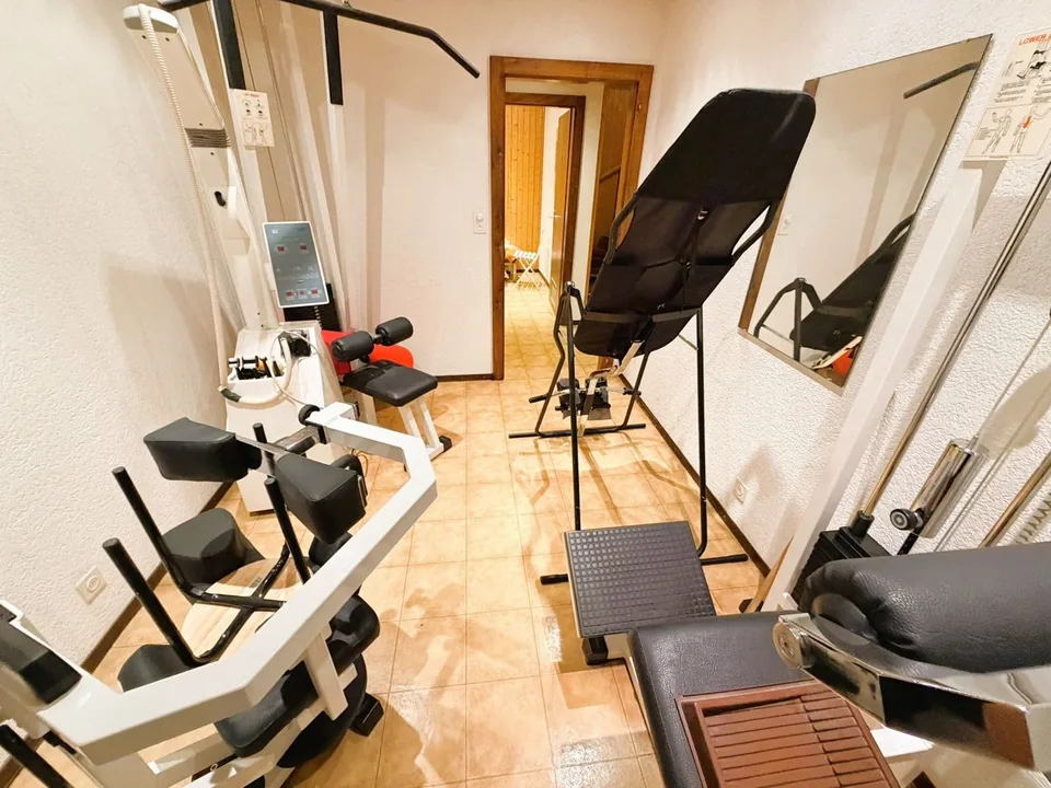 SEHR GERAUMIGES PHYSIOTHERAPIE-KABINETT - 10 BEHANDLUNGSRÄUME - IDEAL IM HERZEN VON CRANS – Foto 17 von 23