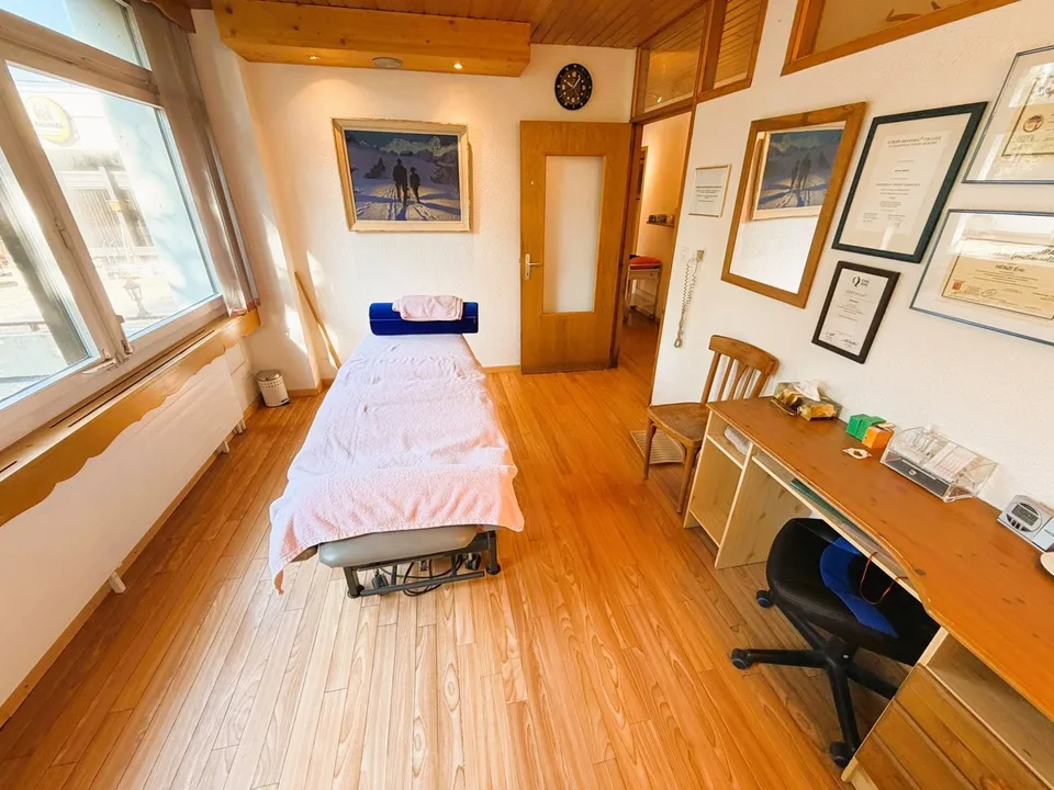 SEHR GERAUMIGES PHYSIOTHERAPIE-KABINETT - 10 BEHANDLUNGSRÄUME - IDEAL IM HERZEN VON CRANS – Foto 12 von 23