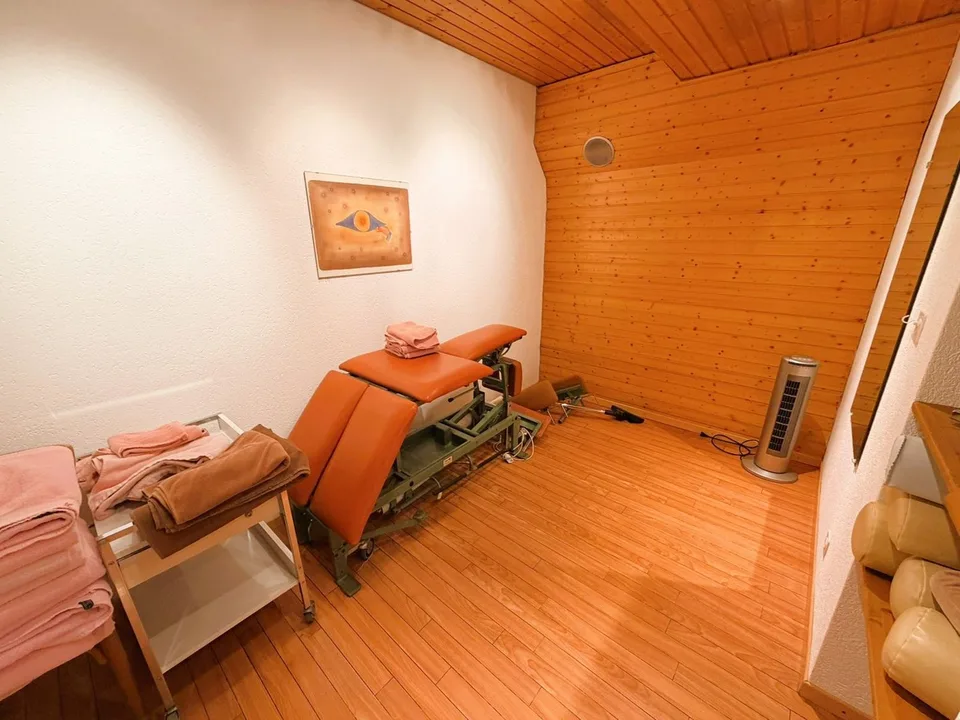 SEHR GERAUMIGES PHYSIOTHERAPIE-KABINETT - 10 BEHANDLUNGSRÄUME - IDEAL IM HERZEN VON CRANS – Foto 14 von 23