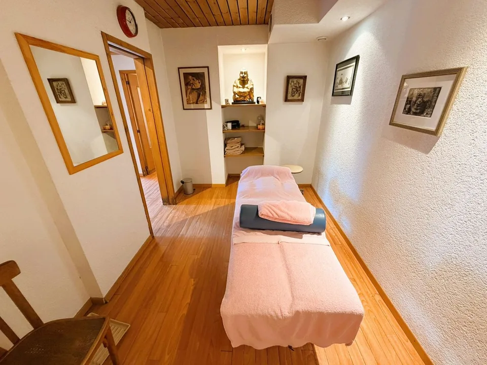 SEHR GERAUMIGES PHYSIOTHERAPIE-KABINETT - 10 BEHANDLUNGSRÄUME - IDEAL IM HERZEN VON CRANS – Foto 13 von 23