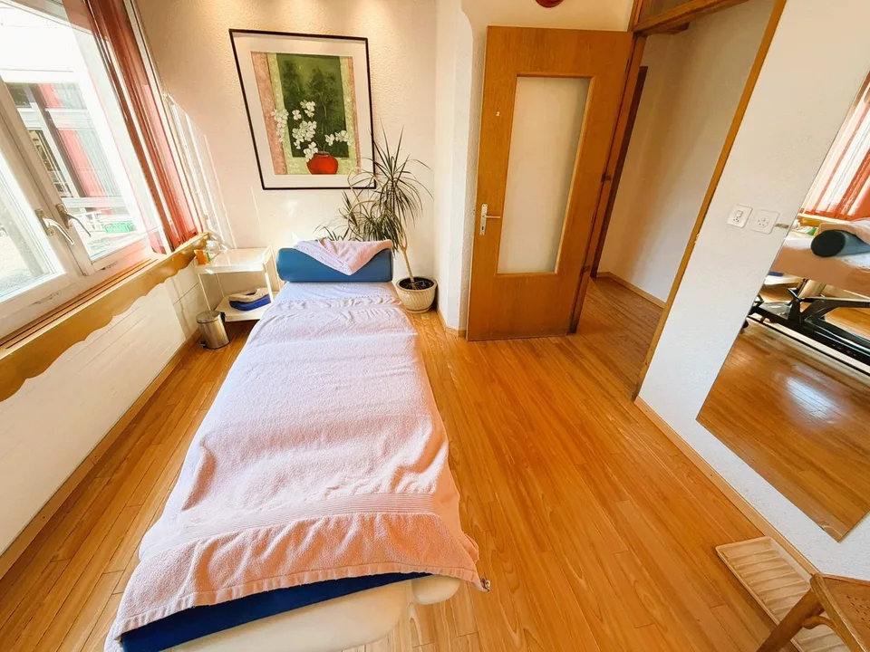 SEHR GERAUMIGES PHYSIOTHERAPIE-KABINETT - 10 BEHANDLUNGSRÄUME - IDEAL IM HERZEN VON CRANS – Foto 10 von 23