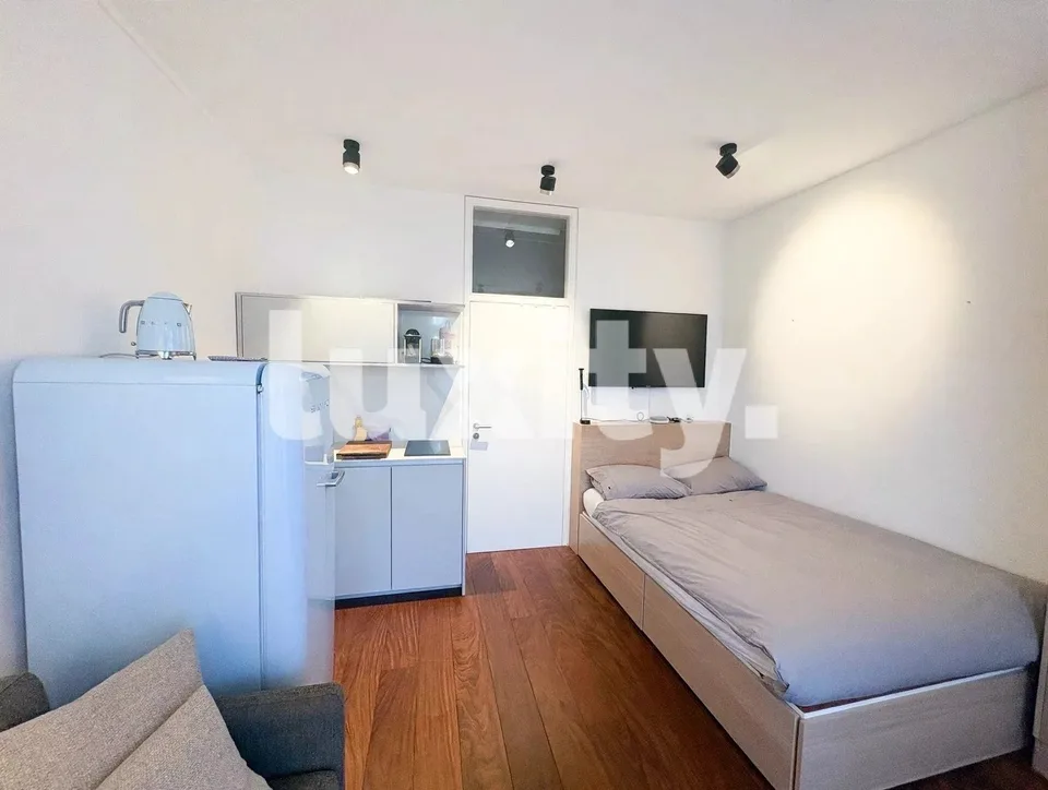 STUDIO MOBILIERT HOHER WERTIGKEIT MIT TERRASSE