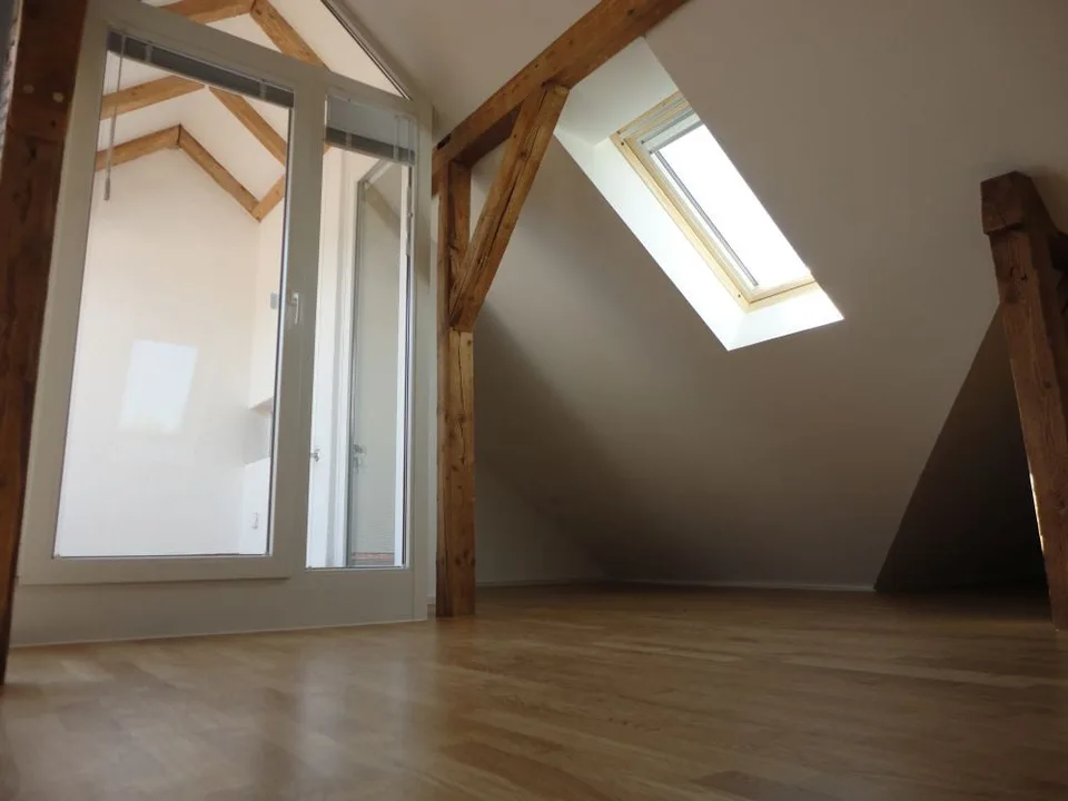 Moderne 3.5 Zimmer-Dachwohnung mit Galerie und Balkon – Foto 8 von 25