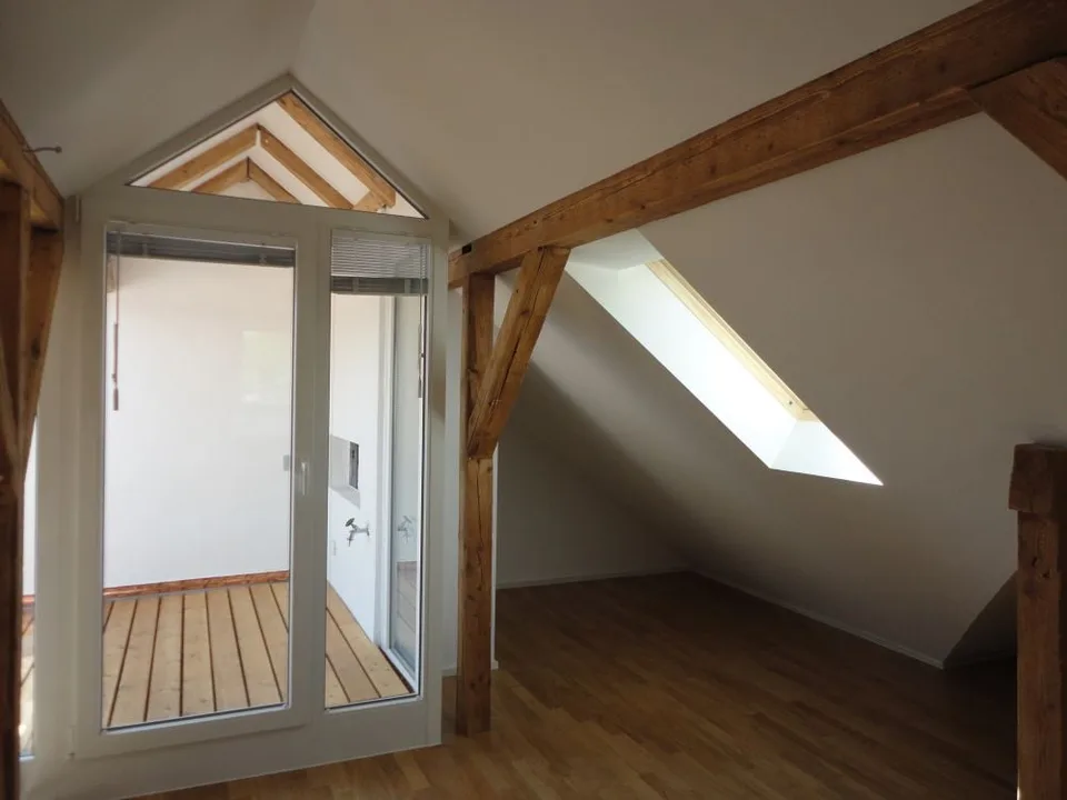 Moderne 3.5 Zimmer-Dachwohnung mit Galerie und Balkon – Foto 10 von 25